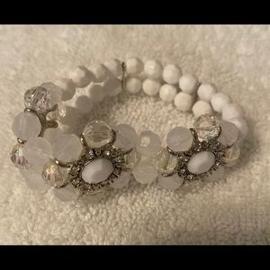 Charming Charlie white flowers bracelet ✨